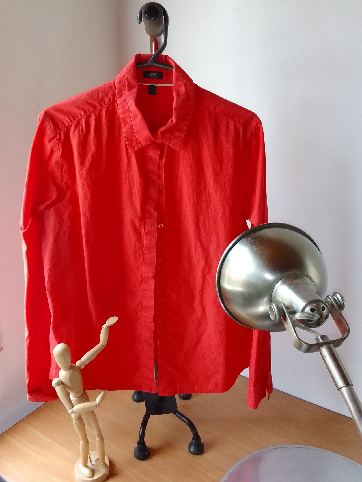 Blusa roja clasica.