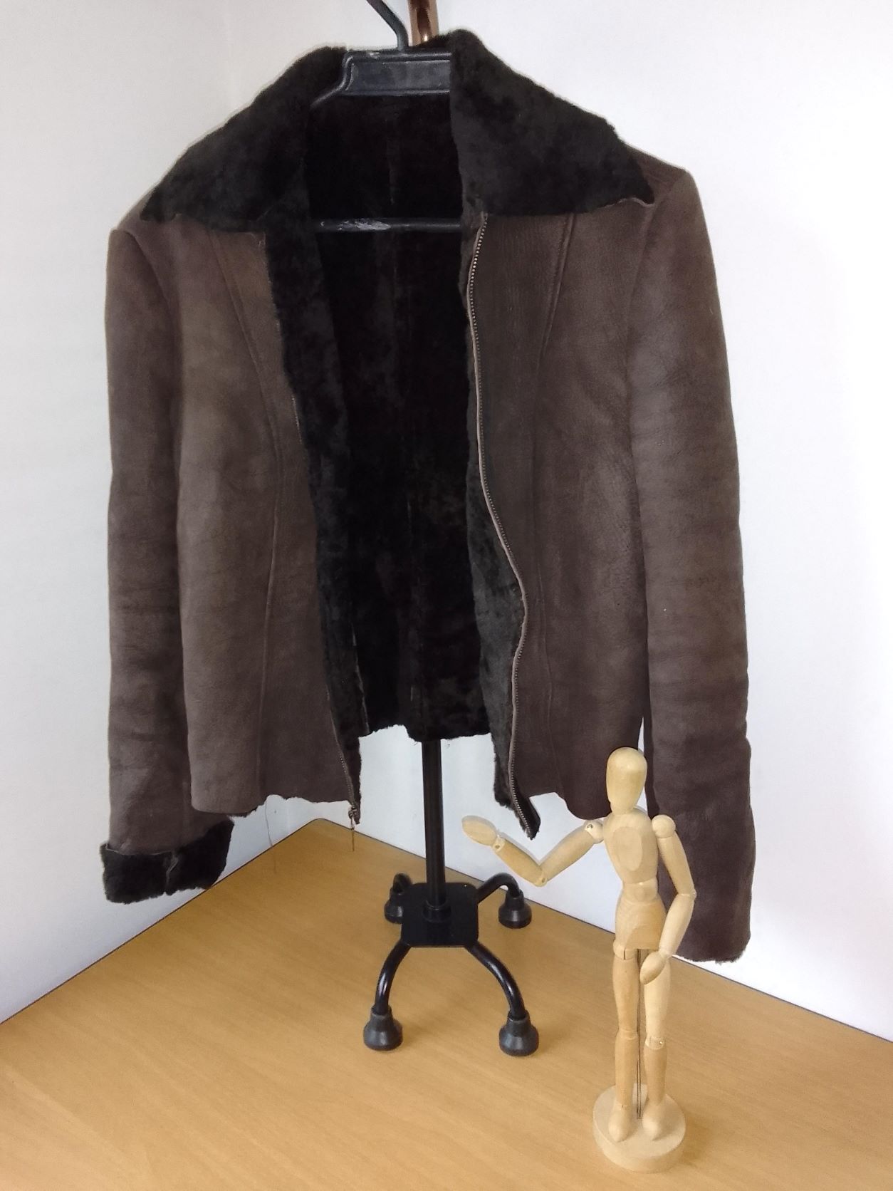 Abrigo en cuero becerro con piel sintetica al interior.