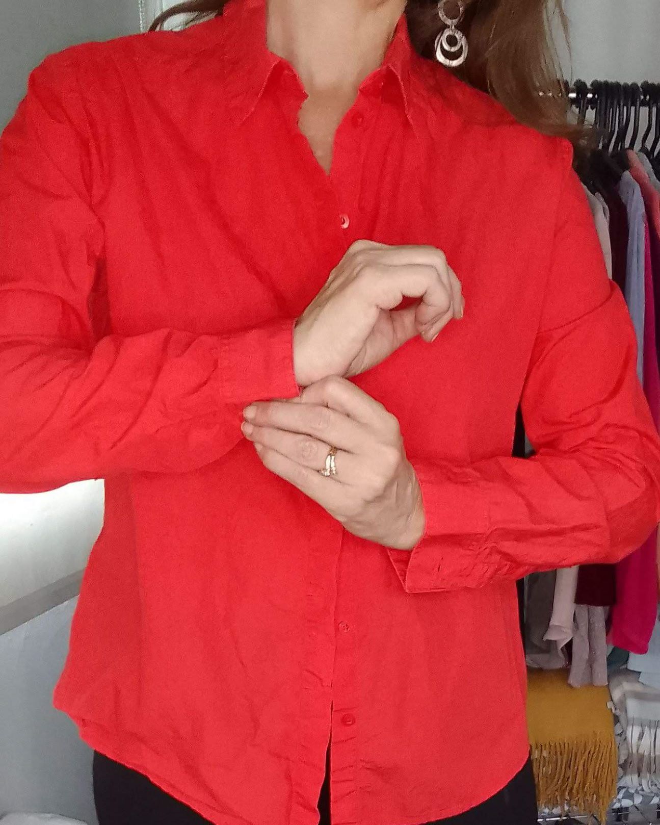 Blusa roja clasica.