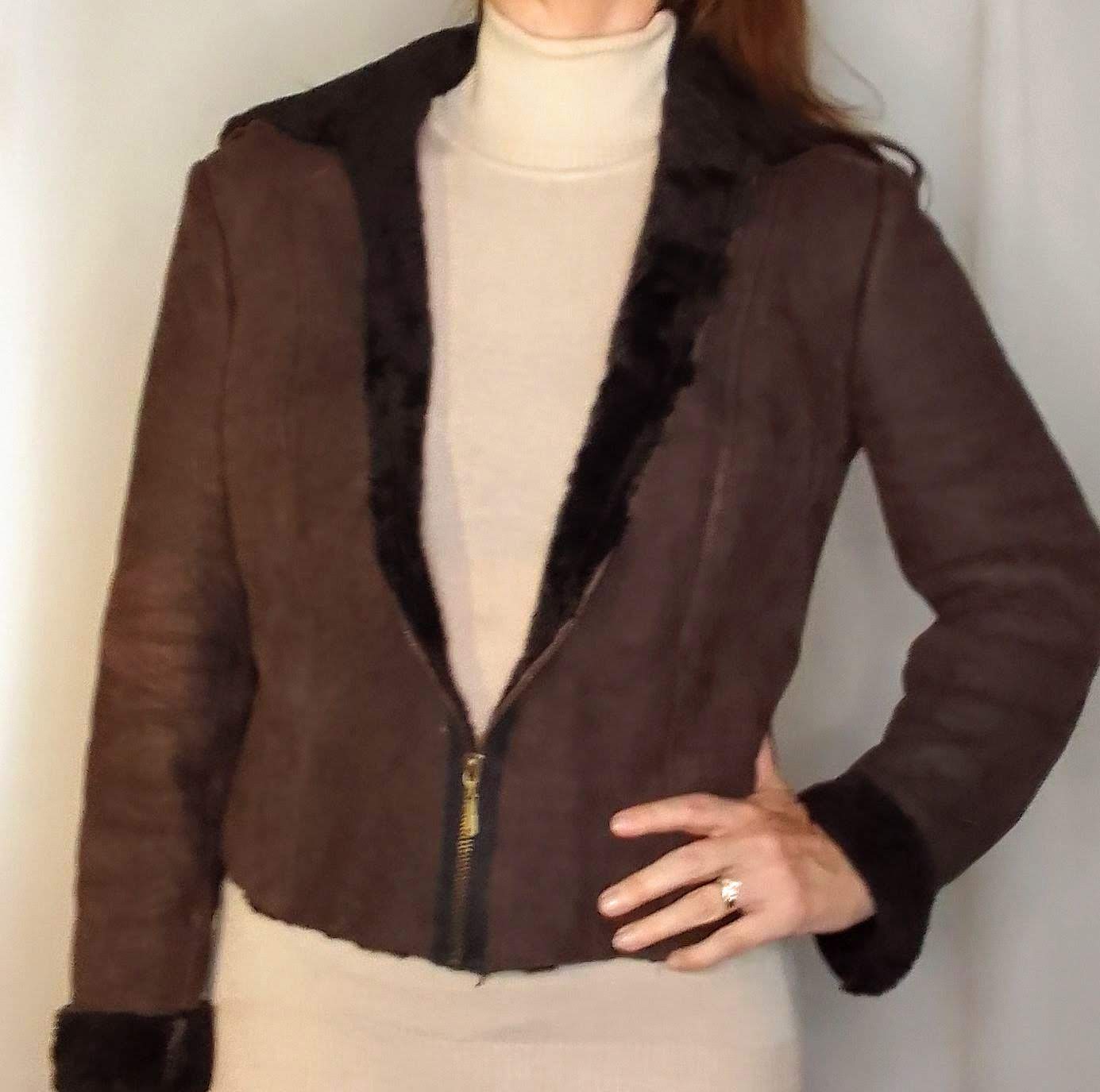 Abrigo en cuero becerro con piel sintetica al interior.